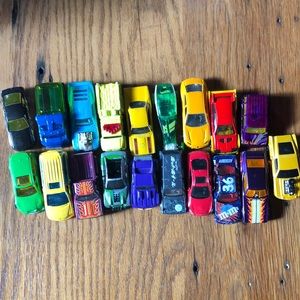 Lot of 19 matchbox/hot wheels cars